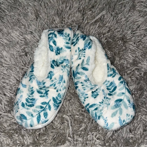 Shoes - Slip resistant sherpa slippers